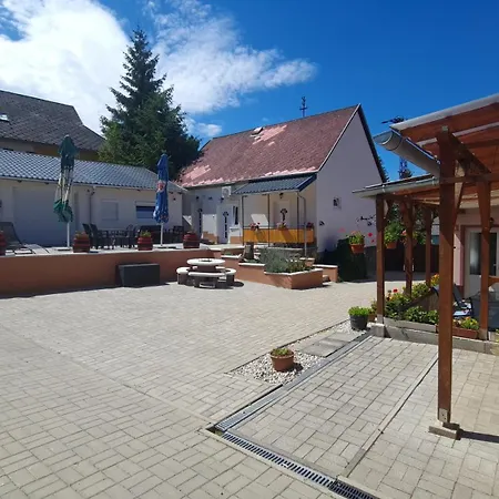 Pikolo Vendeglo Es Vendeghaz Гостевой дом 3*