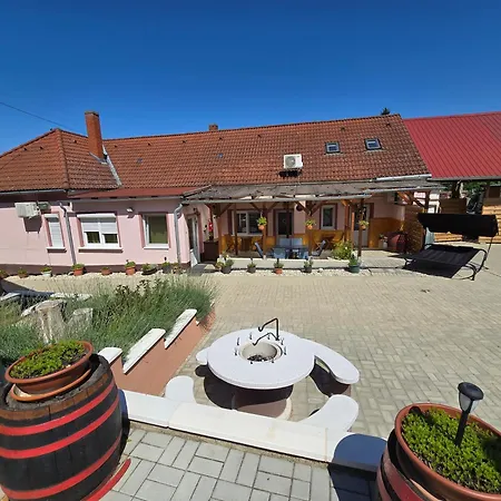 Pikolo Vendeglo Es Vendeghaz Гостевой дом 3*